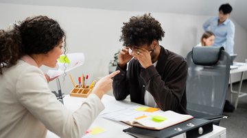 Um ambiente de trabalho acolhedor promove mais bem-estar e alegria para todos os envolvidos. - Foto: Freepik