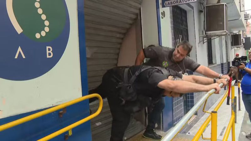 Policiais arrombaram a porta para entrar no laboratório PCS Lab Saleme - Reprodução/TV Globo