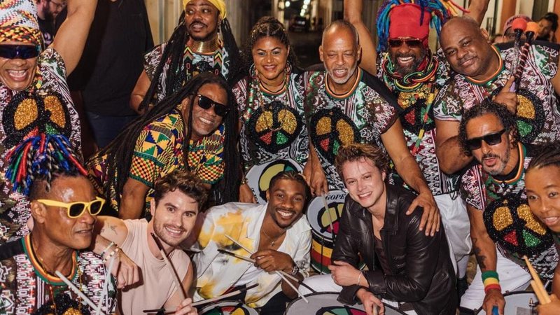 Elenco de 'Outer Banks' conhece o grupo Olodum, em Salvador - Divulgação Netflix