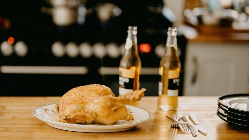 Entenda os perigos de comer carne de frango mal passada - Unsplash/Annie Spratt