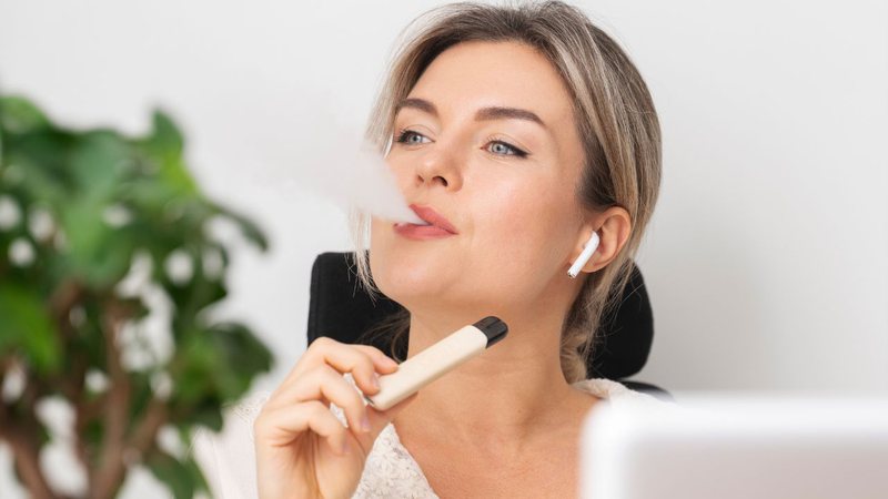 O cigarro eletrônico, ou vape, aquece líquidos que contêm nicotina, aromatizantes e substâncias químicas - Freepik