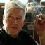 David Lynch, que começou a fumar aos 8 anos, agora depende de oxigênio para caminhar