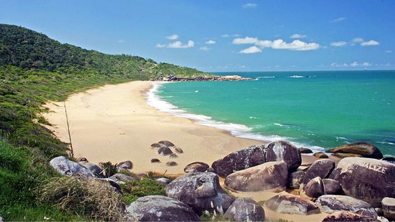 Praia de Taquarinhas, em Santa Catarina, foi vendida para iniciativa privada - Reprodução/Portal Interpraias