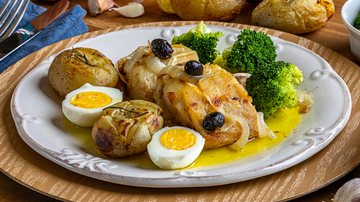 Bacalhau com batatas ao murro para a Páscoa - Bnetto | Shutterstock)