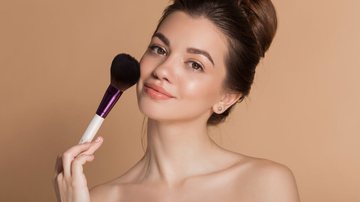 Aplicar os produtos de maquiagem corretamente pode ajudar no resultado. - Shutterstock