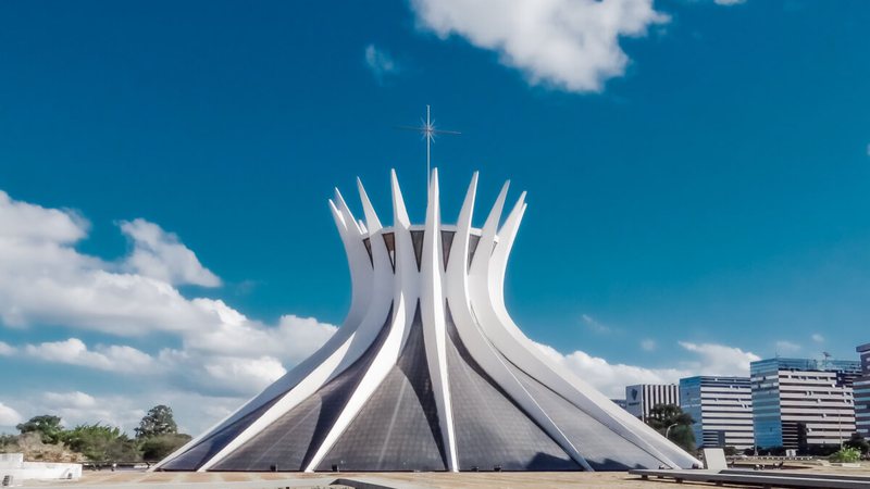 Brasília foi planejada do zero pelo urbanista Lúcio Costa, com orientação do renomado arquiteto Oscar Niemeyer - Edson J Ferreira | Shutterstock