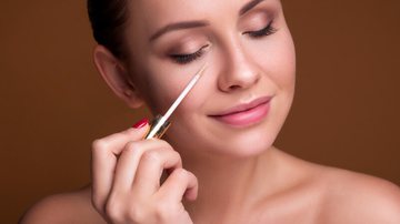 Camuflar as olheiras com corretivo é um dos truques de maquiagem - Anna Demianenko | Shutterstock