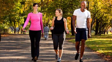 Caminhar favorece o bem-estar e reduz o risco de problemas de saúde - Tyler Olson | Shutterstock