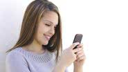 Mulher olhando celular - Thinkstock/Getty Images