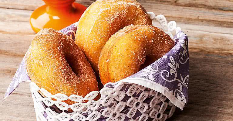 Receita de Donuts com calda de chocolate - J. Carvalho