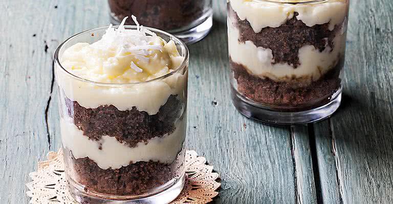 Receita de Bolo de chocolate com beijinho - J. Carvalho