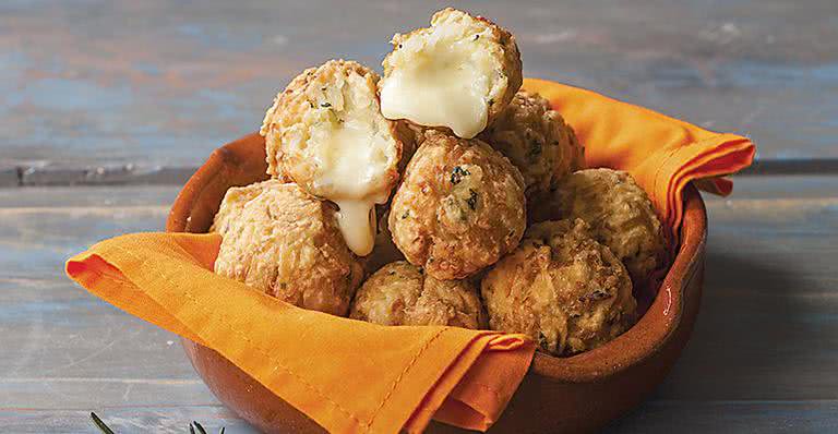 Receita de Bolinho de arroz recheado com queijo - J. Carvalho