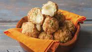 Receita de Bolinho de arroz recheado com queijo - J. Carvalho