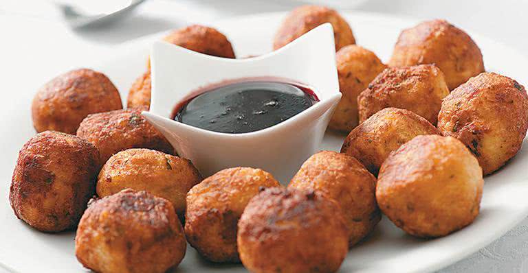 Receita de Bolinho de aipim com molho de jabuticada - Iara Venanzi