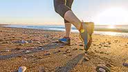 As diferenças entre caminhar na rua e na areia - Shutterstock