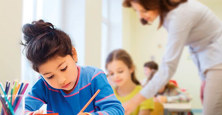 Bons alunos na sala de aula e na vida! - Shutterstock