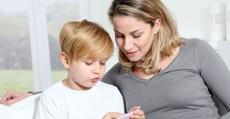 "Mãe, não posta isso, por favor" - shutterstock