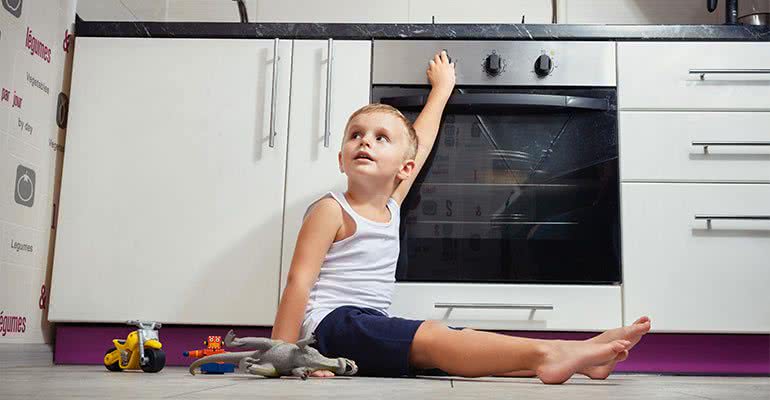 Criançada segura dentro de casa - Shutterstock