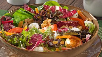 Receita de Salada de mix de folhas, nozes e damasco - Divulgação