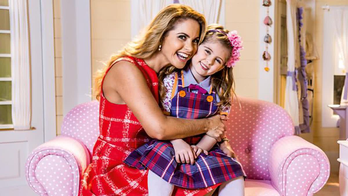 Uma linda adolescente de 12 anos sorrindo para a câmera fotos