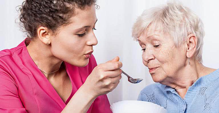 Idade é relativo! Mastigar direito garante a nutrição - Shutterstock