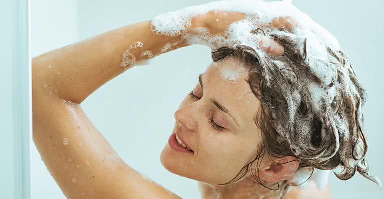 O jeito certo de lavar o seu cabelo em casa - iStock