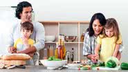 Família que emagrece unida... Convencer a todos em casa a mudar de hábitos por uma vida mais - Shutterstock