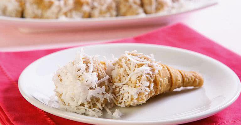 Receita de Canudinhos com doce de leite e coco - André Fortes