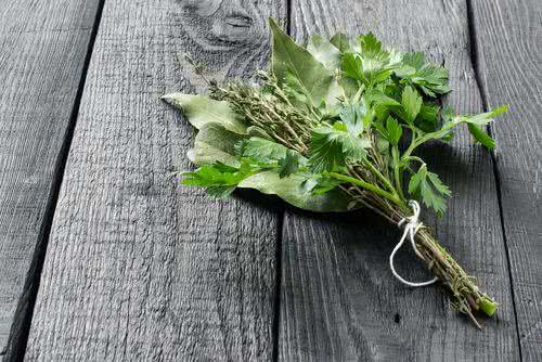 Aprenda a fazer o bouquet garni e o sal de ervas - Shutterstock