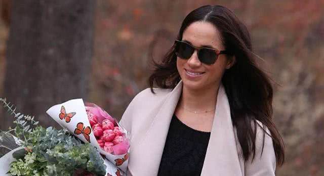 A atriz Meghan Markle com um ramo de peônia, sua flor favorita - Splash News / Divulgação