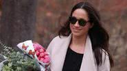 A atriz Meghan Markle com um ramo de peônia, sua flor favorita - Splash News / Divulgação