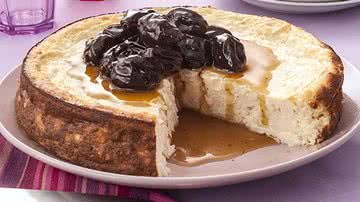 Receita de Torta de iogurte com coco e ameixa-preta - André Fortes