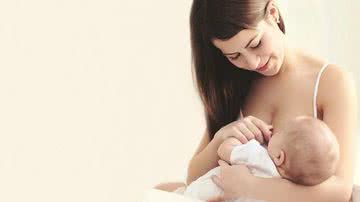 O leite materno inicia os processos de apego entre o bebê e a mãe - iStock