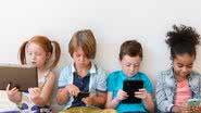 O uso dos aparelhos eletrônicos por crianças e jovens tem se tornado um desafio - Banco de Imagens/Getty Images