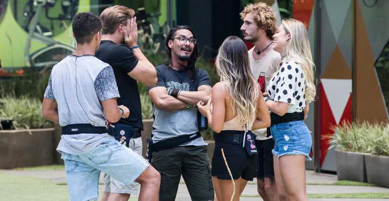 Diego, Danrley, Carolina,Isabella, Alan e Vanderson discutem prova. - Globo/Victor Pollak