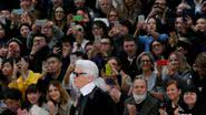 Karl Lagerfeld em apresentação de outono/inverno 2015/1016 - Reprodução/Reuters