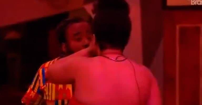 Rodrigo tenta beijar Rízia na festa "Sétima Arte" - Reprodução/Globo Play