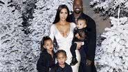 Kim Kardashian ao lado do marido, Kanye West, e dos filhos North, Saint e Chicago West. - Reprodução/ Instagram