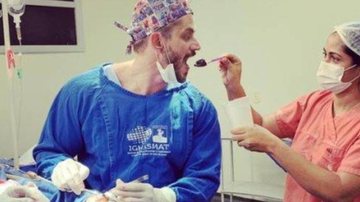 Cirurgião plástico postou foto comendo durante procedimento - Reprodução/Instagram
