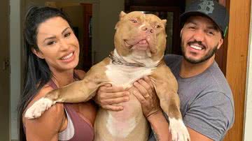 Gracyanne Barbosa e o cantor Belo ao lado de sua cachorra de estimação, Kira. - Reprodução/ Instagram