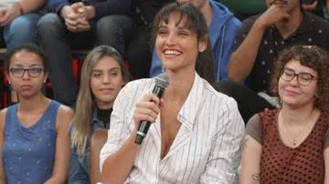 Débora Nascimento comentou sobre exposição de momento íntimo, durante participação no 'Altas Horas' - Reprodução/TV Globo