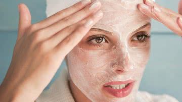 Antes de aplicar as máscaras, visite o dermatologista - Banco de Imagem/Getty Images
