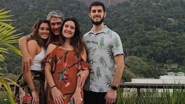 William Bonner posa ao lado dos filhos Beatriz, Laura e Vinícius - Reprodução/ Instagram