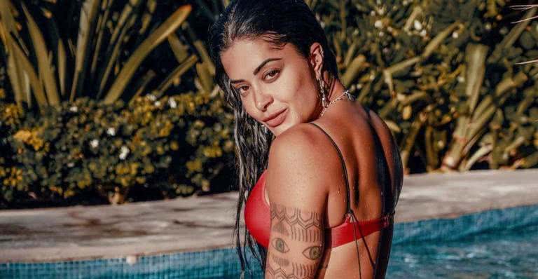 Aline Riscado posa com o filho de 9 anos e recebe críticas. - Reprodução/ Instagram