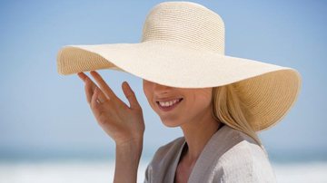 O pré-requisito para usar chapéu fora dos ambientes óbvios – praia e piscina – é ter personalidade - Banco de Imagem/Getty Images