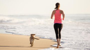 Para quem já tem experiência, correr descalço na areia fofa é o mais indicado - Banco de Imagem/Getty Images