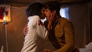 Inês (Carol Macedo) e Alfredo (Nicolas Prattes) se beijam em 'Éramos Seis' - Globo