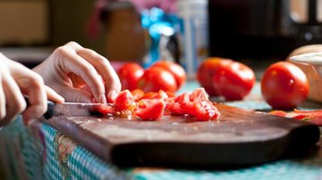 Tomates tem licopeno, um antioxidante que ajuda a proteger a pele contra os danos causados pelo sol - Banco de Imagem/Getty Images