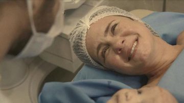 Thelma (Adriana Esteves) dá à luz em 'Amor de Mãe' - Globo