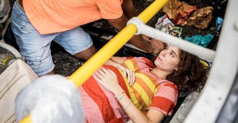Meg sofre acidente em um ônibus - Globo/ João Cotta